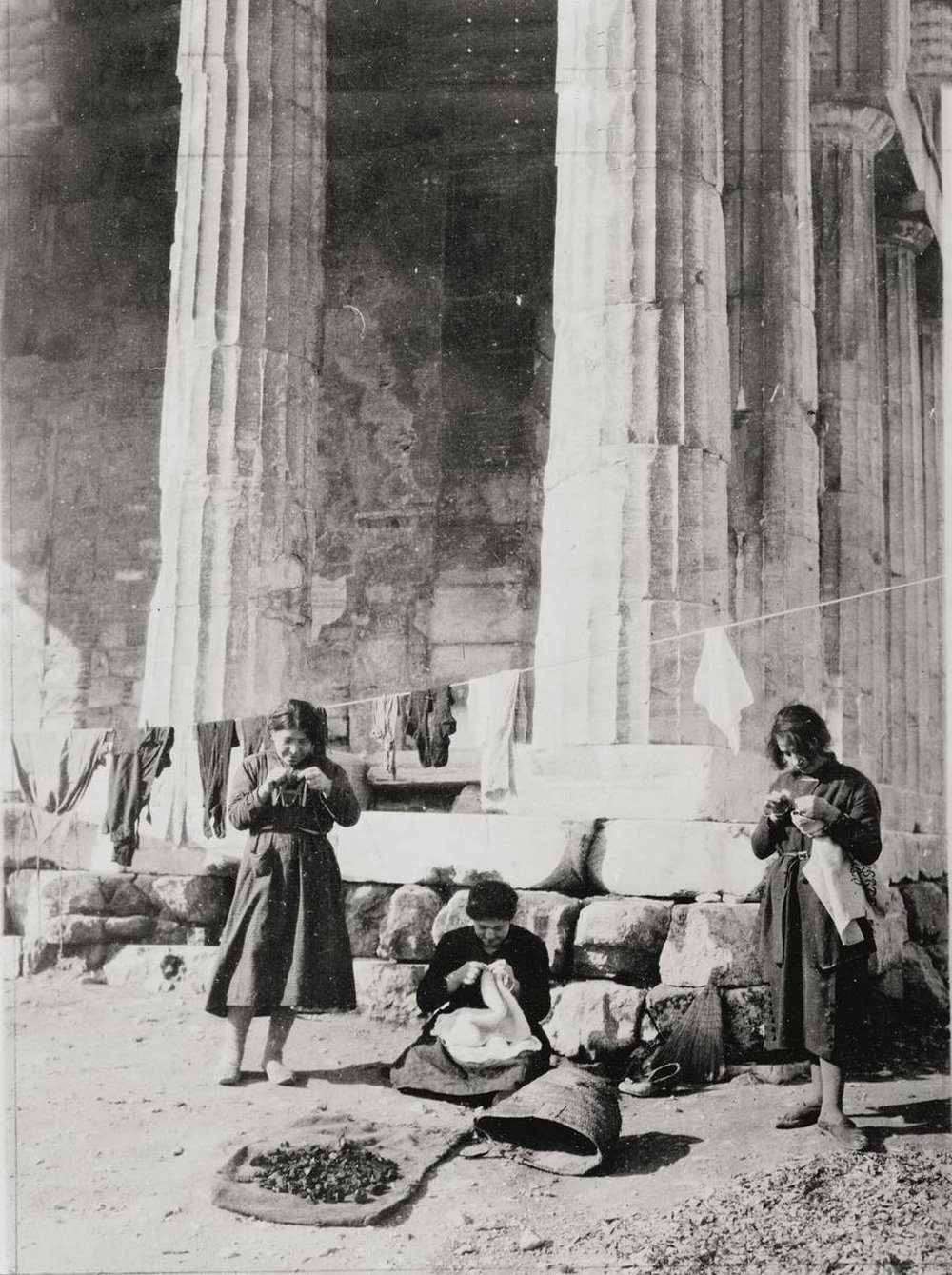 187. Γυναίκες από τον προσφυγικό καταυλισμό που στήθηκε μπροστά στο Θησείο (Ναός του Ηφαίστου). Αθήνα, 1922 © Αρχείο Αμερικανικού Ερυθρού Σταυρού, Library of Congress